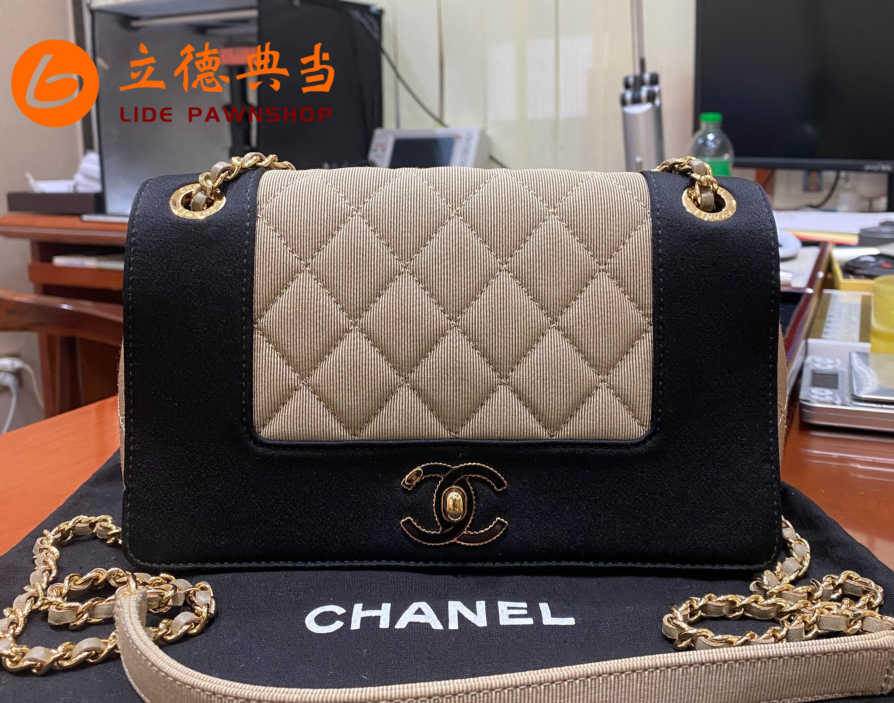 當(dāng)失業(yè)遇上房租，她用香奈兒包包守護(hù)了姐妹情誼